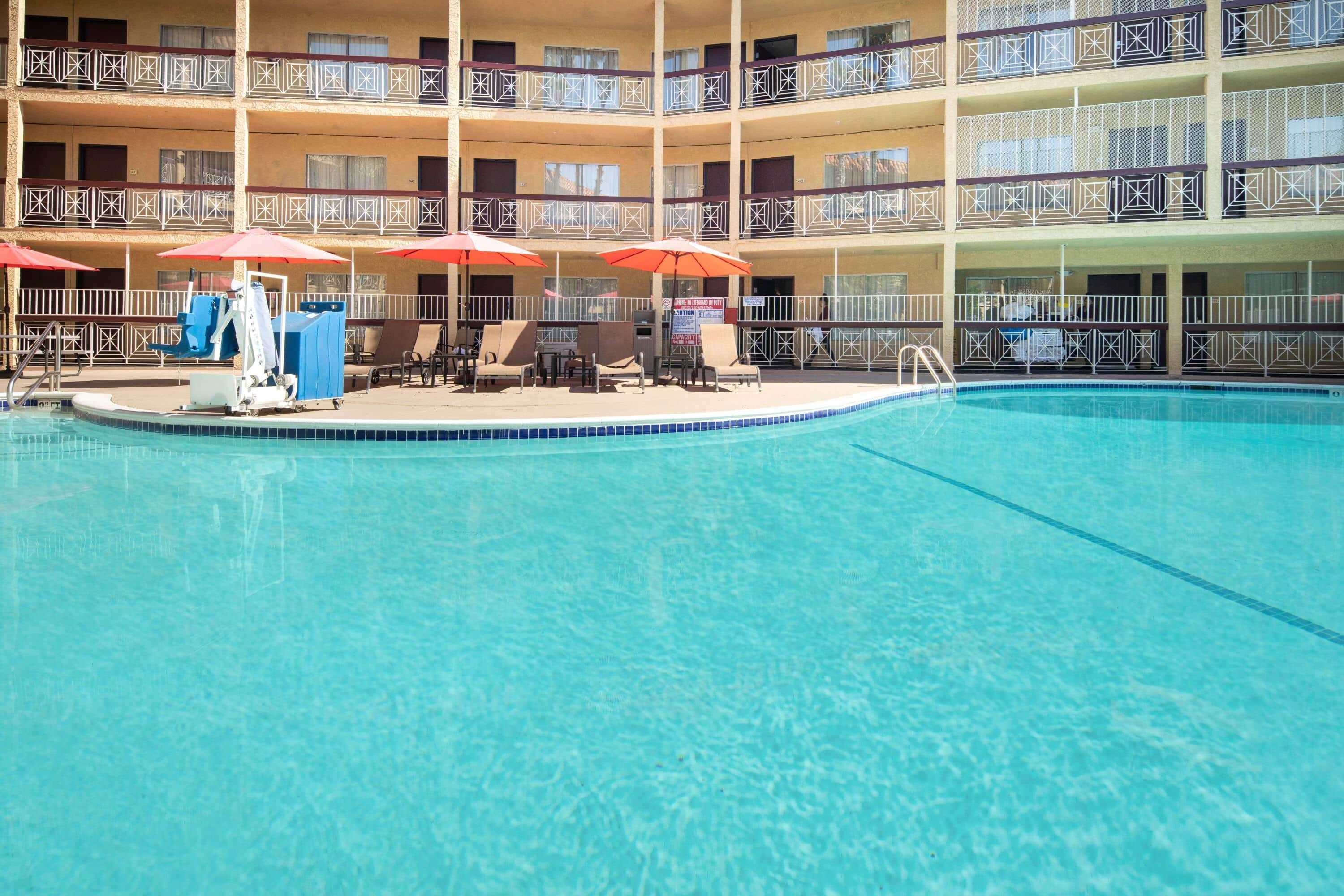 Ramada By Wyndham Burbank Airport Hotell Eksteriør bilde